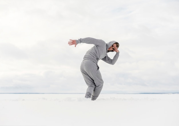 Vista laterale del ballerino maschio che posa fuori