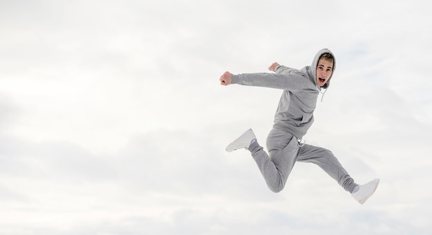 Vista laterale del ballerino maschio che posa mentre ballando