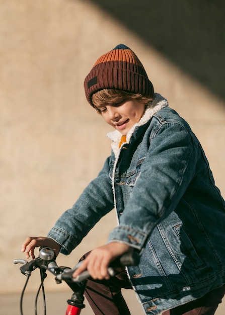 Vista laterale del bambino in bicicletta all'esterno