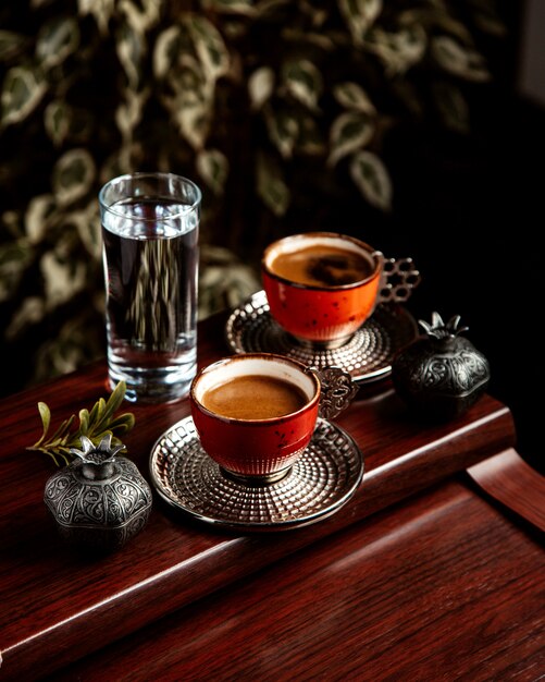 Vista laterale del caffè turco tradizionale