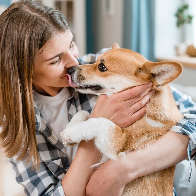 Vista laterale del cane che bacia proprietario femminile