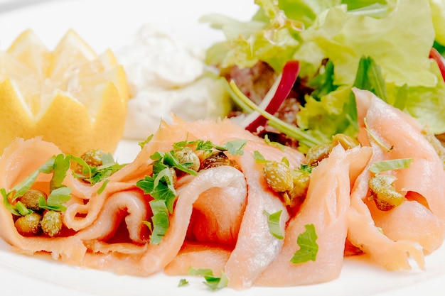 Vista laterale del carpaccio di salmone al limone