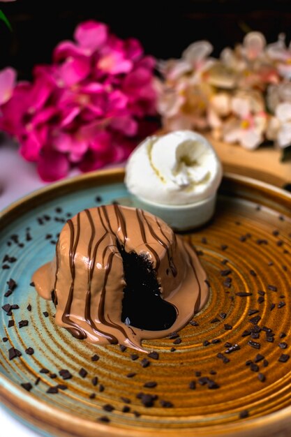 Vista laterale del classico cioccolato fondente su un piatto