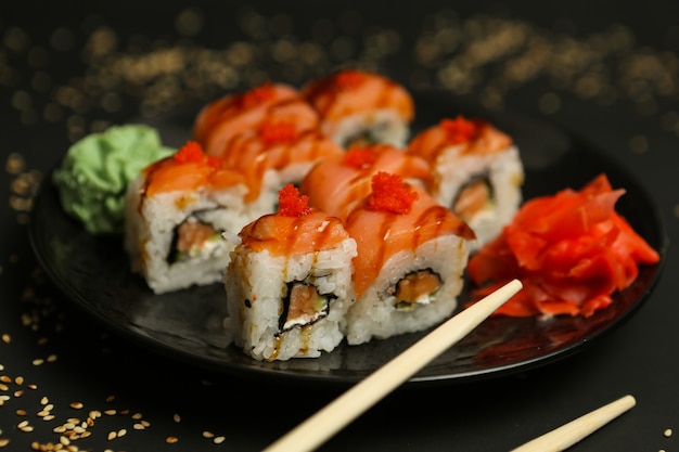 Vista laterale del formaggio cremoso del wasabi dello zenzero del riso di maki di color salmone