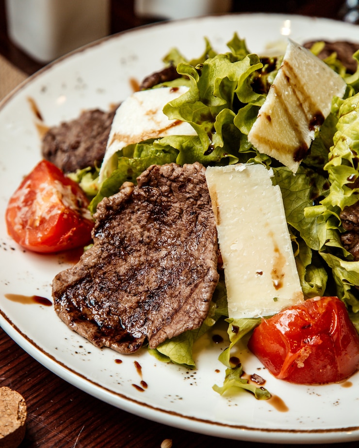 Foto gratuito vista laterale del formaggio del pomodoro della lattuga dell'insalata della carne