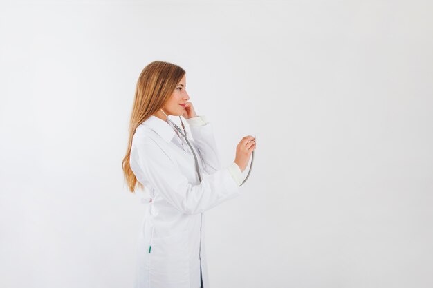 Vista laterale del medico femminile con stetoscopio