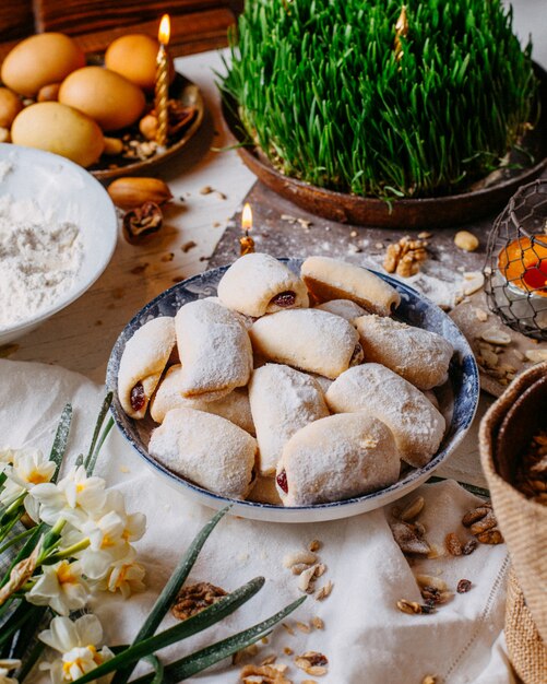 Vista laterale del mutaki tradizionale dei biscotti di festa dell'Azerbaigian sul rustico con le noci