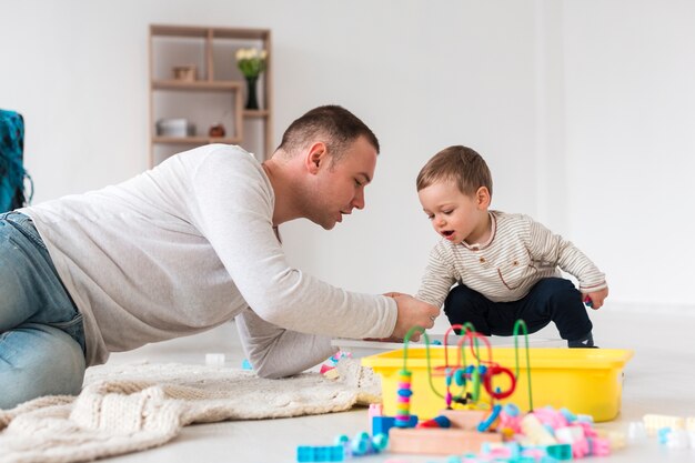 Vista laterale del padre che gioca con il bambino