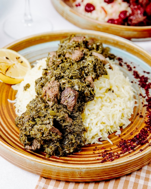 Vista laterale del pilaf con erbe e spezie di carne in umido