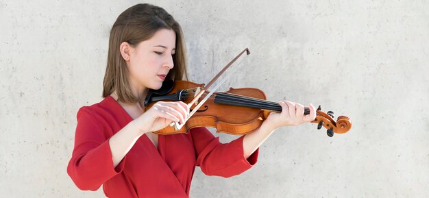 Vista laterale del violinista che suona