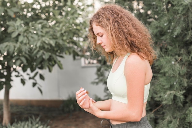 Vista laterale dell&#39;atleta femminile che ha dolore del polso