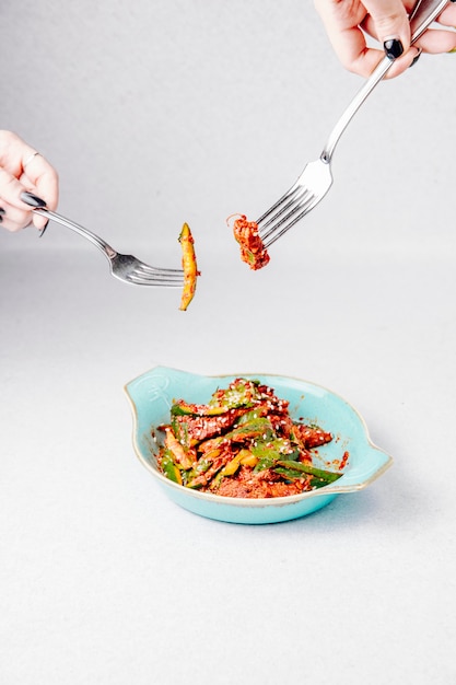 Vista laterale dell'insalata di avocado con carne e sesamo