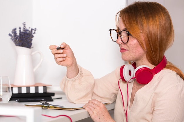 Vista laterale dell'insegnante femminile con gli occhiali che tengono una classe in linea