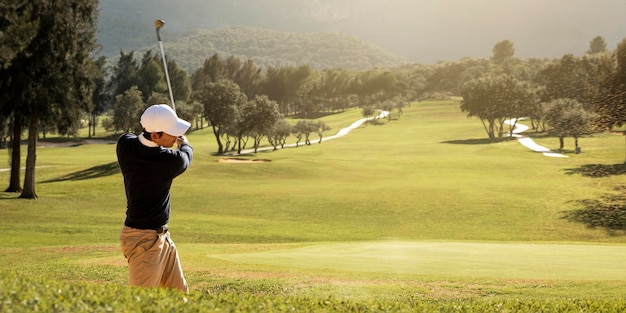 Vista laterale dell'uomo che gioca a golf