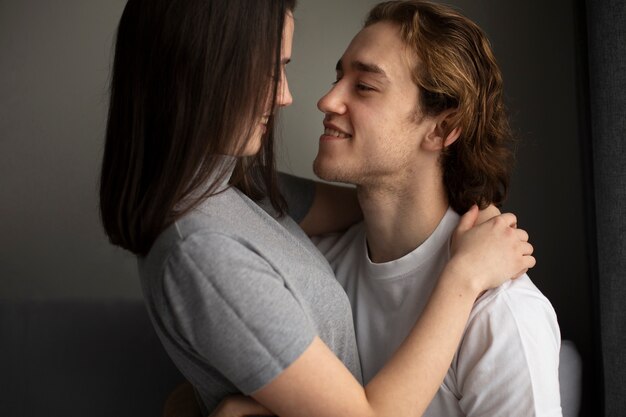 Vista laterale dell'uomo che sorride mentre tenendo amica