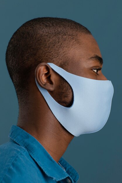 Vista laterale dell'uomo con la maschera per il viso