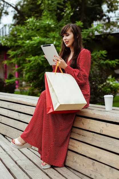 Vista laterale della donna al di fuori di ordinare gli articoli in vendita utilizzando tablet