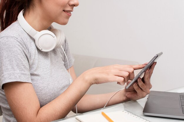 Vista laterale della donna che lavora al tablet