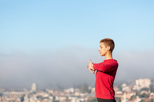 Vista laterale della donna che medita