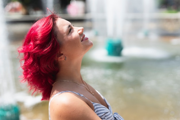 Vista laterale della donna con i capelli rossi