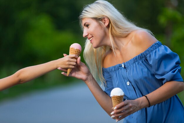 Vista laterale della donna con i coni di gelato