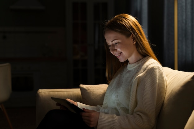 Vista laterale della donna con il tablet