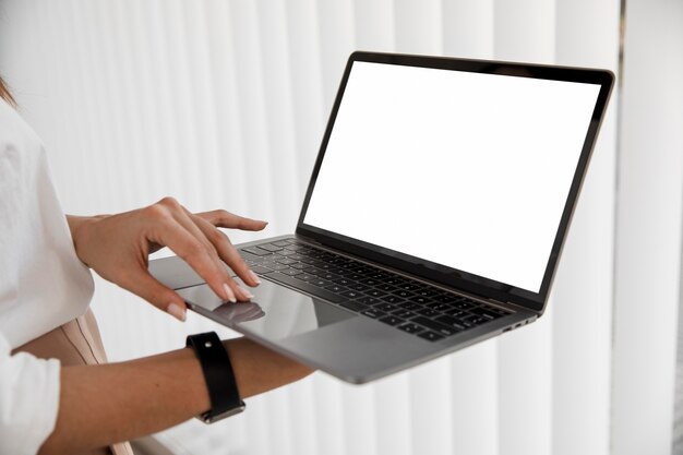 Vista laterale della donna di affari con il computer portatile