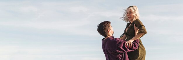 Vista laterale della donna di sollevamento dell'uomo su con lo spazio della copia