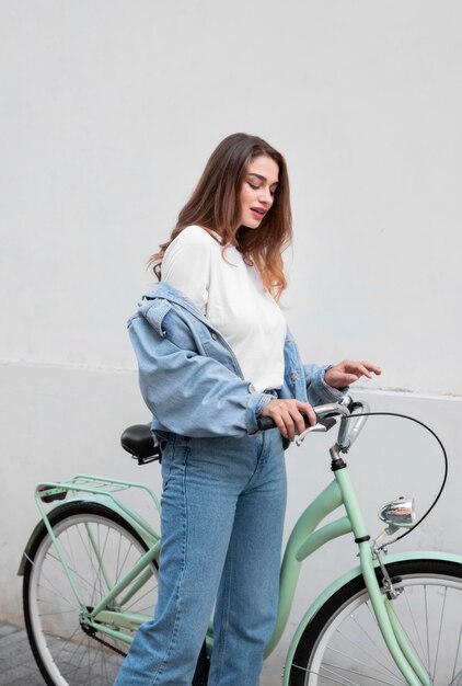 Vista laterale della donna seduta sulla sua bici