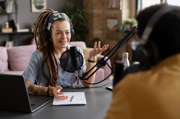 Vista laterale della donna sorridente al podcast