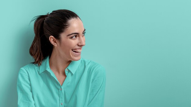 Vista laterale della donna sorridente con lo spazio della copia