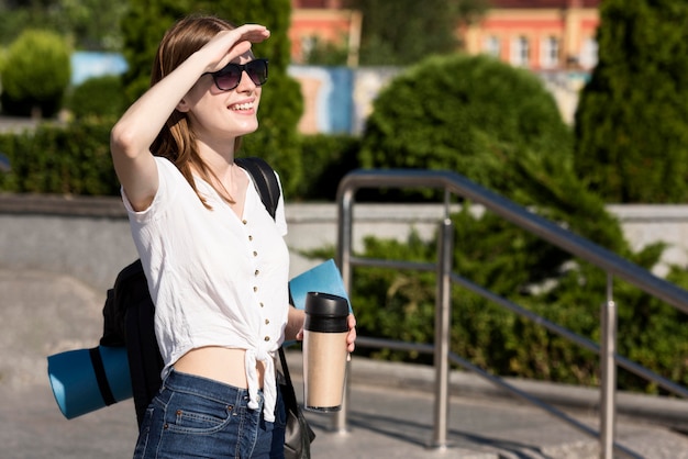 Vista laterale della donna turistica con lo zaino