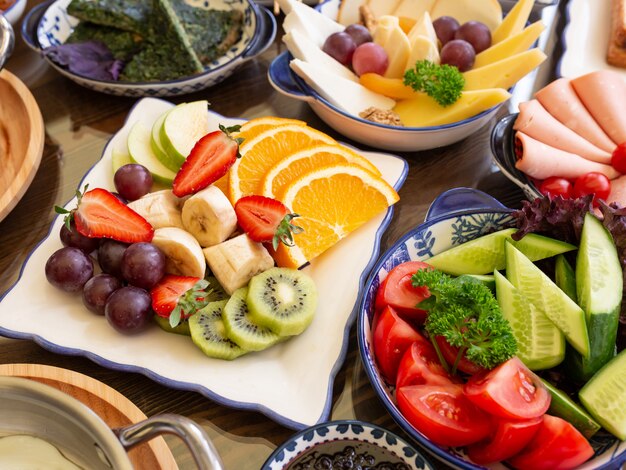Vista laterale della frutta e delle verdure fresche sui piatti