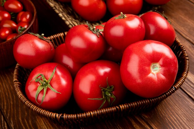 Vista laterale della merce nel carrello dei pomodori sulla tavola di legno