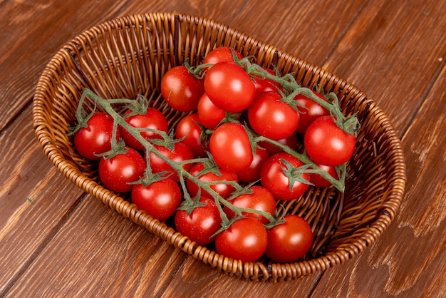 Vista laterale della merce nel carrello dei pomodori sulla tavola di legno