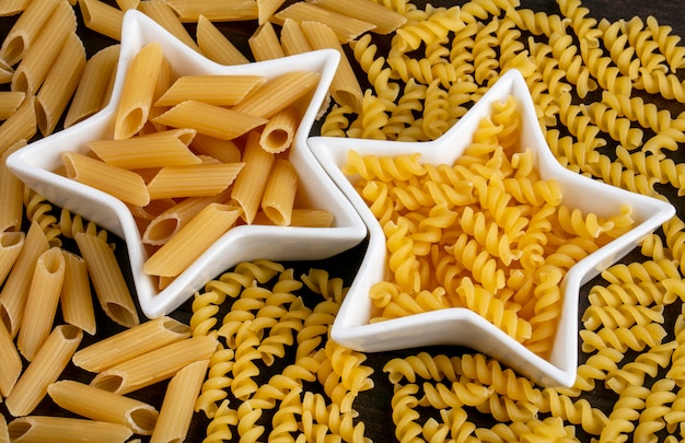 Vista laterale della pasta cruda in rosette a forma di stella