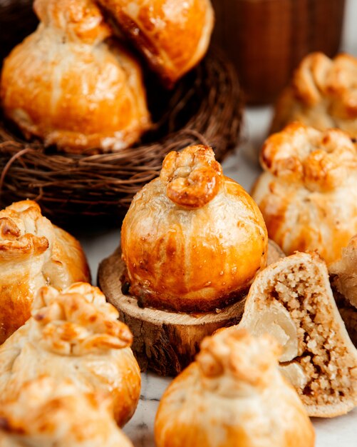 Vista laterale della pasticceria orientale al forno a forma di melograno sul tavolo