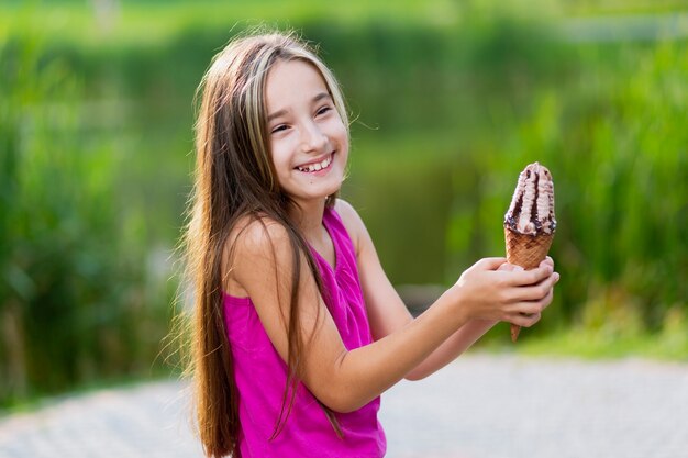 Vista laterale della ragazza con gelato al cioccolato