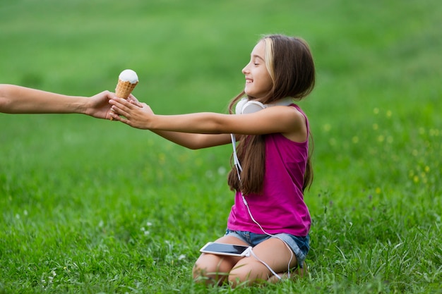 Vista laterale della ragazza con gelato alla vaniglia