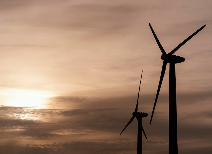 Foto gratuito vista laterale della silhouette della turbina eolica che genera elettricità
