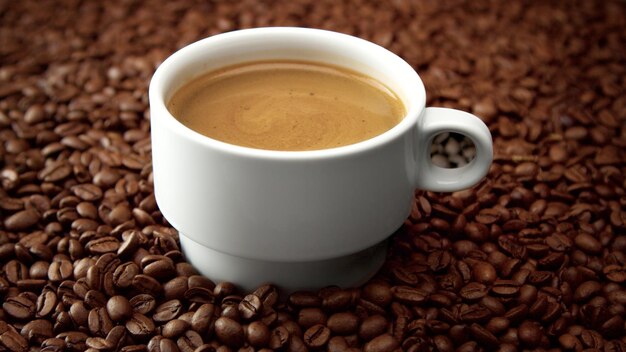 Vista laterale della tazza bianca di caffè nero sui chicchi di caffè Crema di caffè in movimento nella tazza