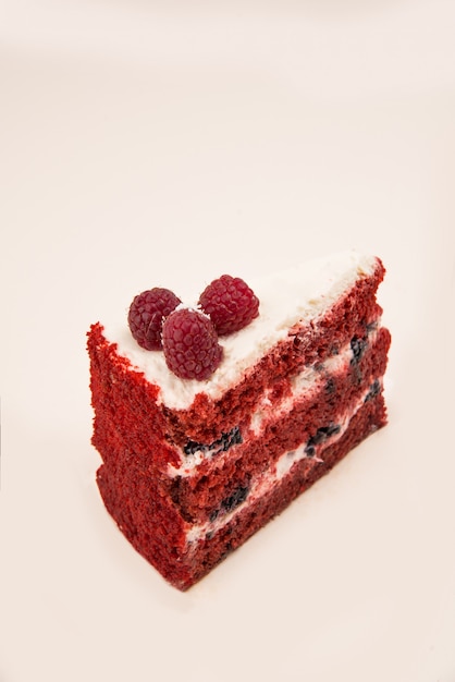 Vista laterale della torta rossa con frutti di bosco