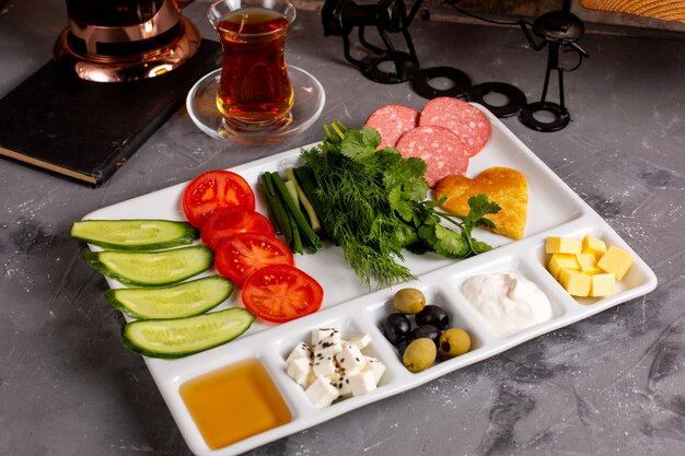 Vista laterale della tradizionale colazione turca con verdure e tè di miele di feta di olive