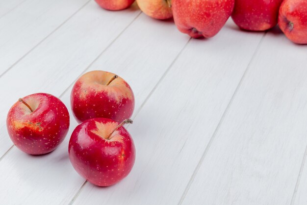 vista laterale delle mele rosse su fondo di legno