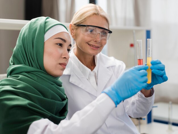 Vista laterale delle scienziate che lavorano in laboratorio