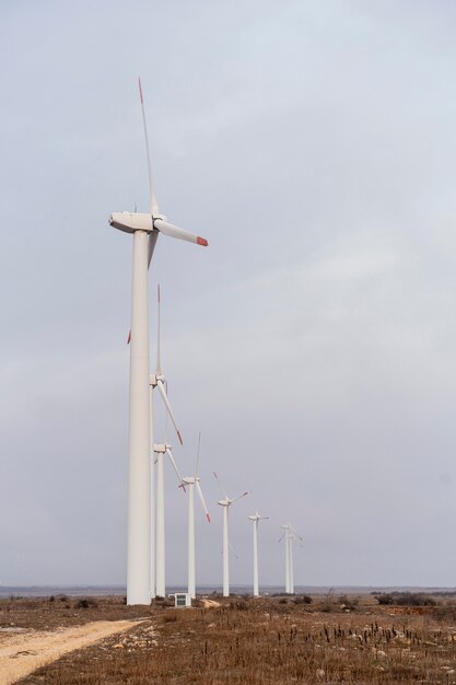 Vista laterale delle turbine eoliche che generano elettricità nel campo
