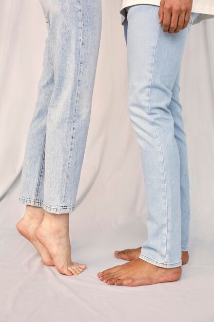 Vista laterale di gambe di uomo e donna