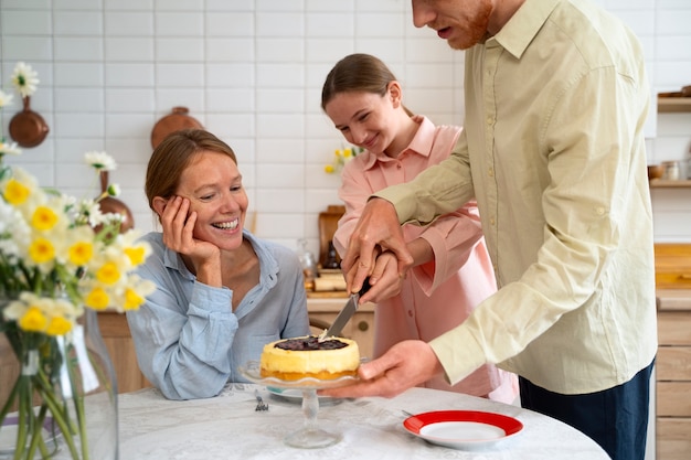 Vista laterale di persone che si rilassano all'interno