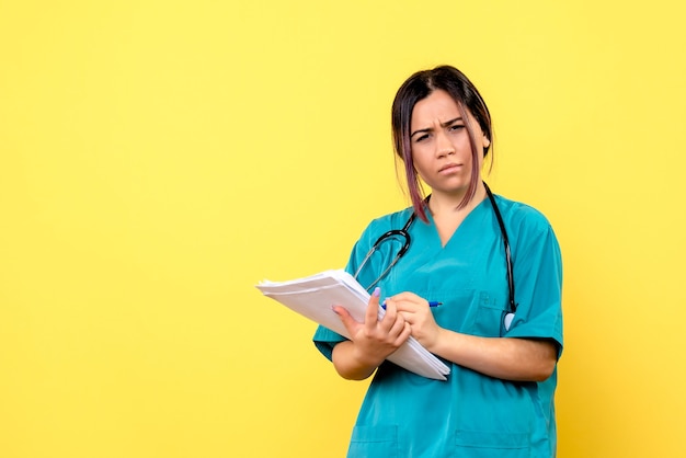 Vista laterale di un medico con fonendoscopio diagnosticato COVID