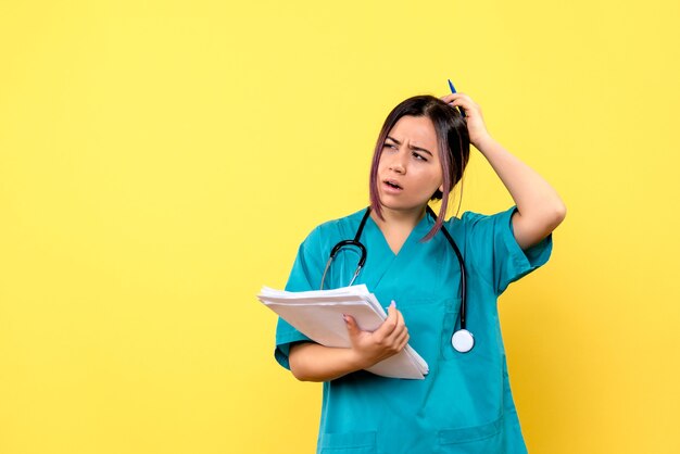 Vista laterale di un medico con la matita del taccuino diagnosticata covid